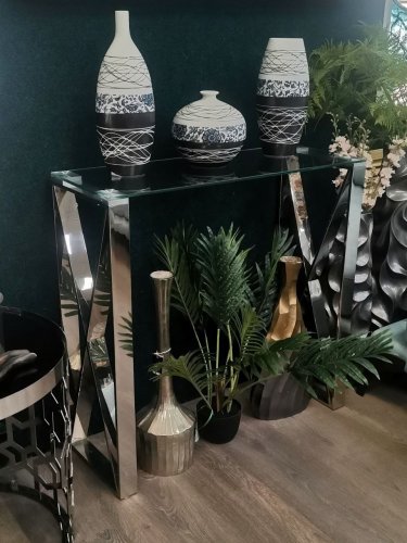 Консоли, витрины и стеллажи.