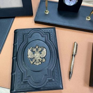 ЕЖЕДНЕВНИКИ и АКСЕССУАРЫ ДЛЯ ПИСМЕННОГО СТОЛА