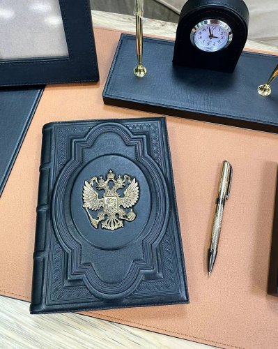 ЕЖЕДНЕВНИКИ и АКСЕССУАРЫ ДЛЯ ПИСМЕННОГО СТОЛА