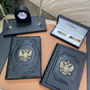 ЕЖЕДНЕВНИКИ и АКСЕССУАРЫ ДЛЯ ПИСМЕННОГО СТОЛА