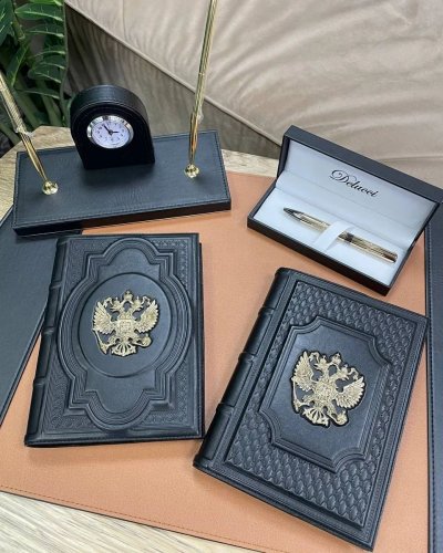 ЕЖЕДНЕВНИКИ и АКСЕССУАРЫ ДЛЯ ПИСМЕННОГО СТОЛА